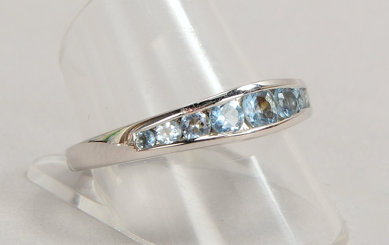 Ring, 585 WG, mit 9x blauen Turmalinen(?), Steine verlaufend; RG 63, Gew. 5,10 g