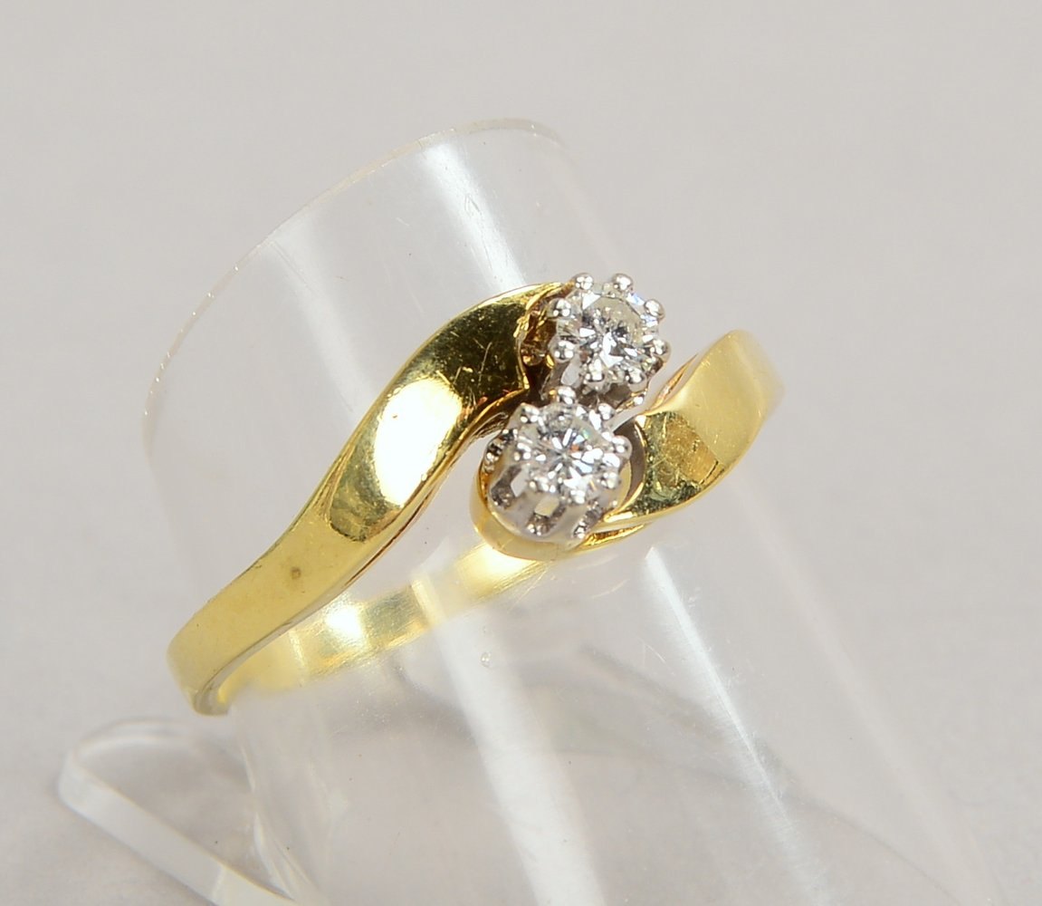 Ring, 585 GG (gest.), mit 2x kl. Brillanten/zus. ca. 0,20 ct; RG 58, Gew. 3,20 g