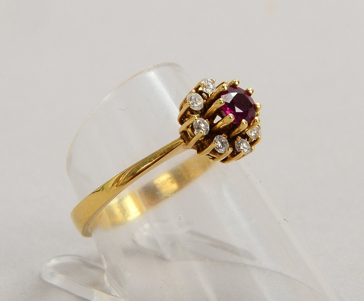 Ring, 585 GG (gest.), mit einzelnem Rubin und Brill./zus. ca. 0,28 ct; RG 56, Gew. 3 g