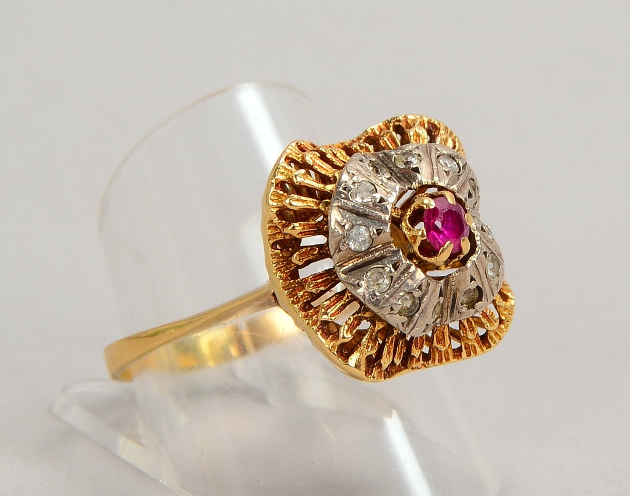 Ring, 585 GG/WG (gest.), mit einzelnem Rubin und 12x weißen Saphiren(?); RG 60, Gew. 5,30 g