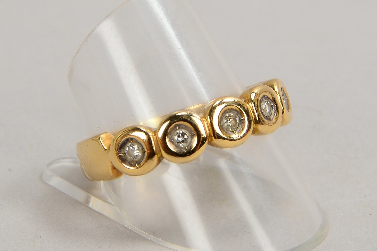 Ring, 585 GG (gest.), mit 5x kl. Diamanten; RG 64, Gew. 4,20 g (Schiene unten offen)