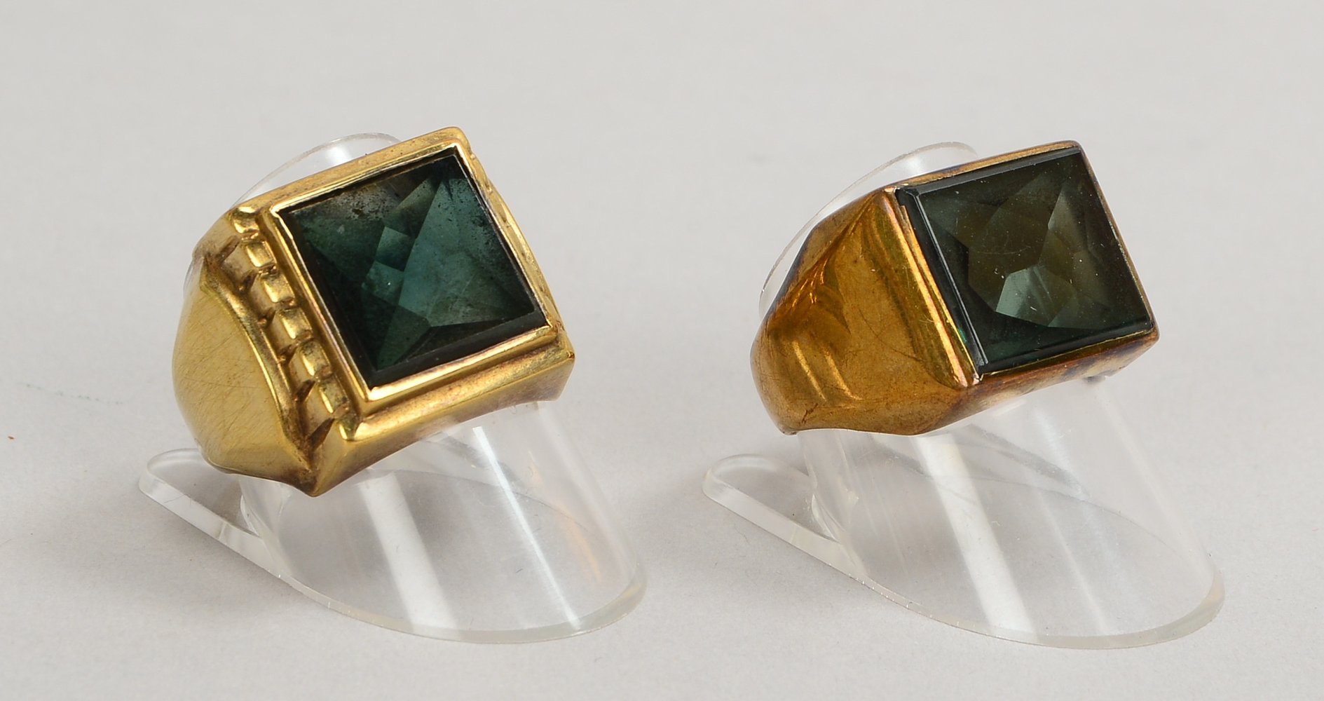 2 Herrenringe, 333 GG (gest.), besetzt mit Spinell(?), Steine von grüner Farbe; Gew. zus. 12,5 g
