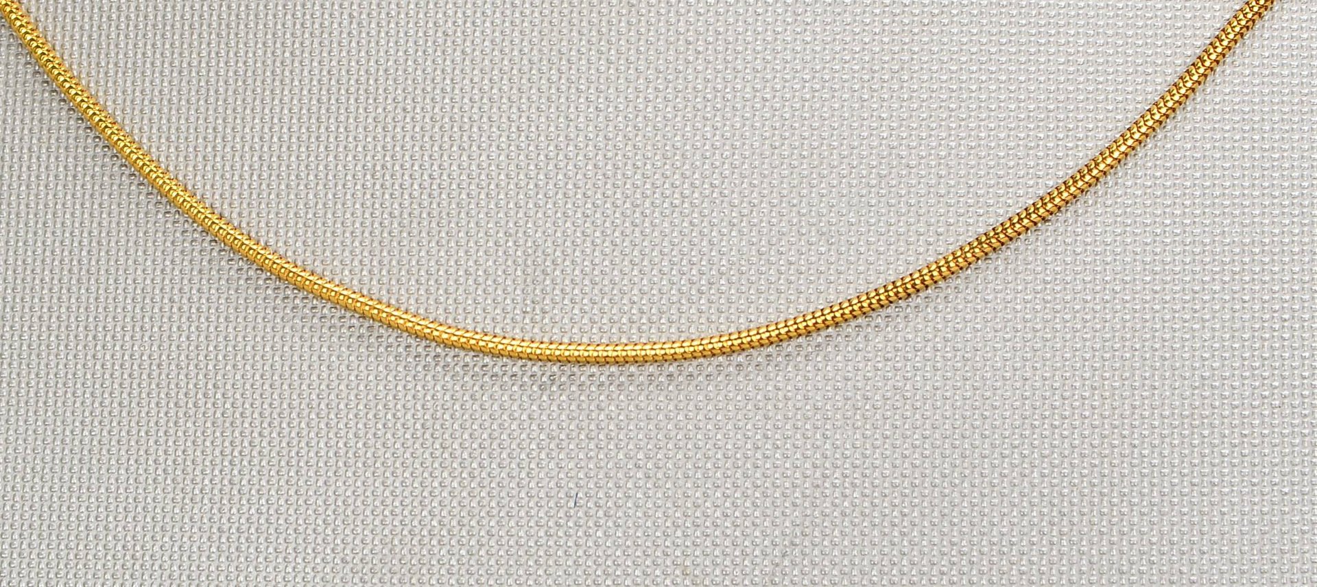 'Schlangenkette', 750 GG (gest.), mit Karabinerschließe; Länge 42 cm, Gew. 4,40 g