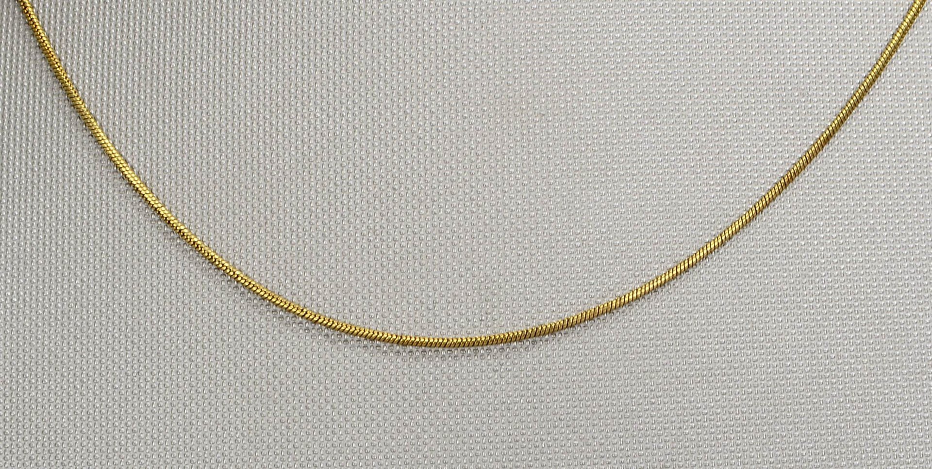 'Schlangenkette', 585 GG (gest.), mit Karabinerschließe; Länge 44 cm, Gew. 3,50 g