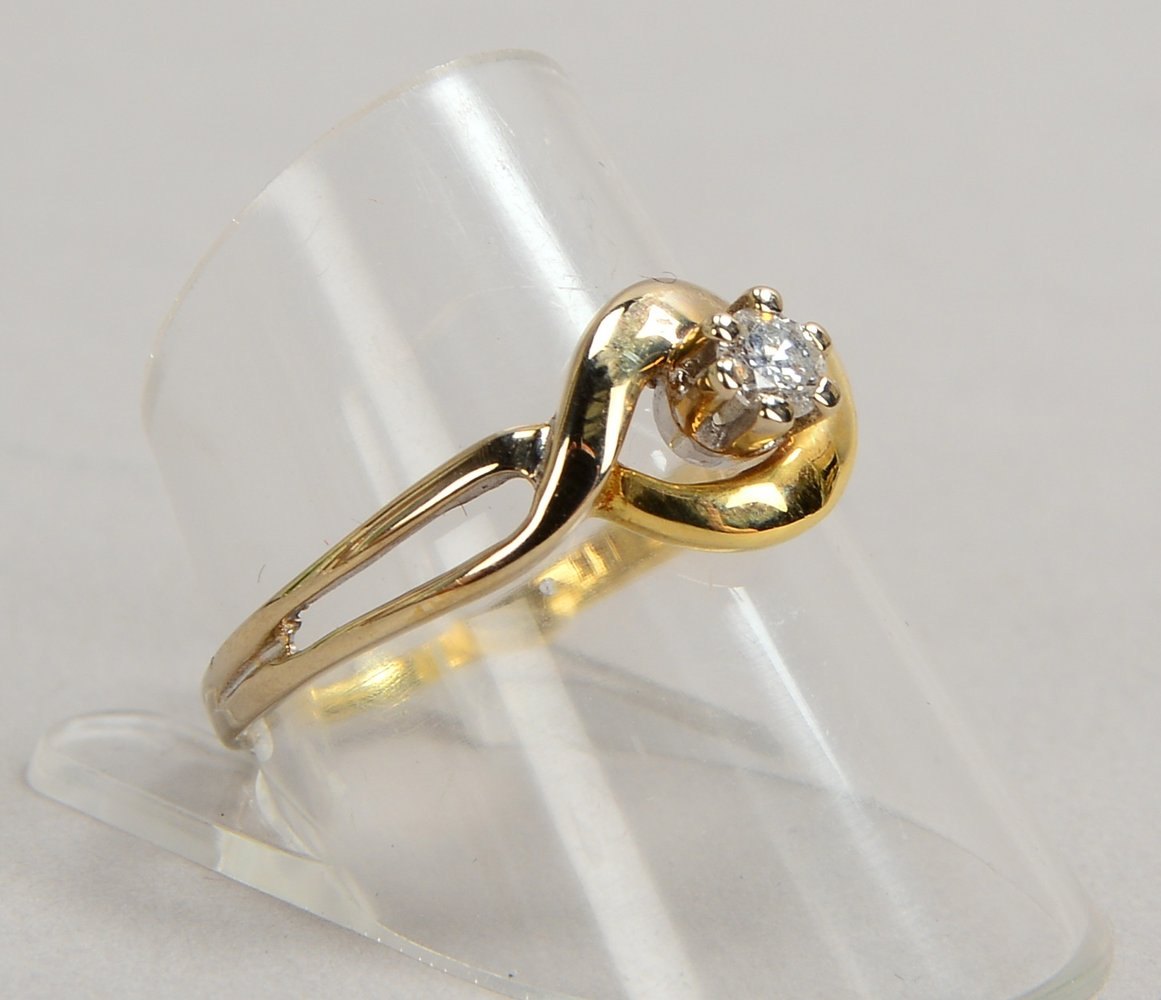 Ring, 585 GG, besetzt mit einzelnem kleinem Brillant; RG 58, Gew. 2,85 g