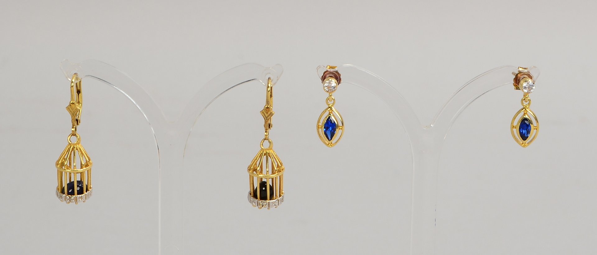 2 Paar Ohrschmuck, 585 GG: 1x 'Vogelkäfig' mit Saphircabochon, und 1x blauer Steinbesatz