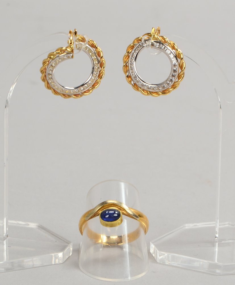 Paar Creolen, 375 Gold/bicolor, Gew. 3,6 g; und Ring, 585 GG/WG, mit Saphir, Gew. 2,88 g