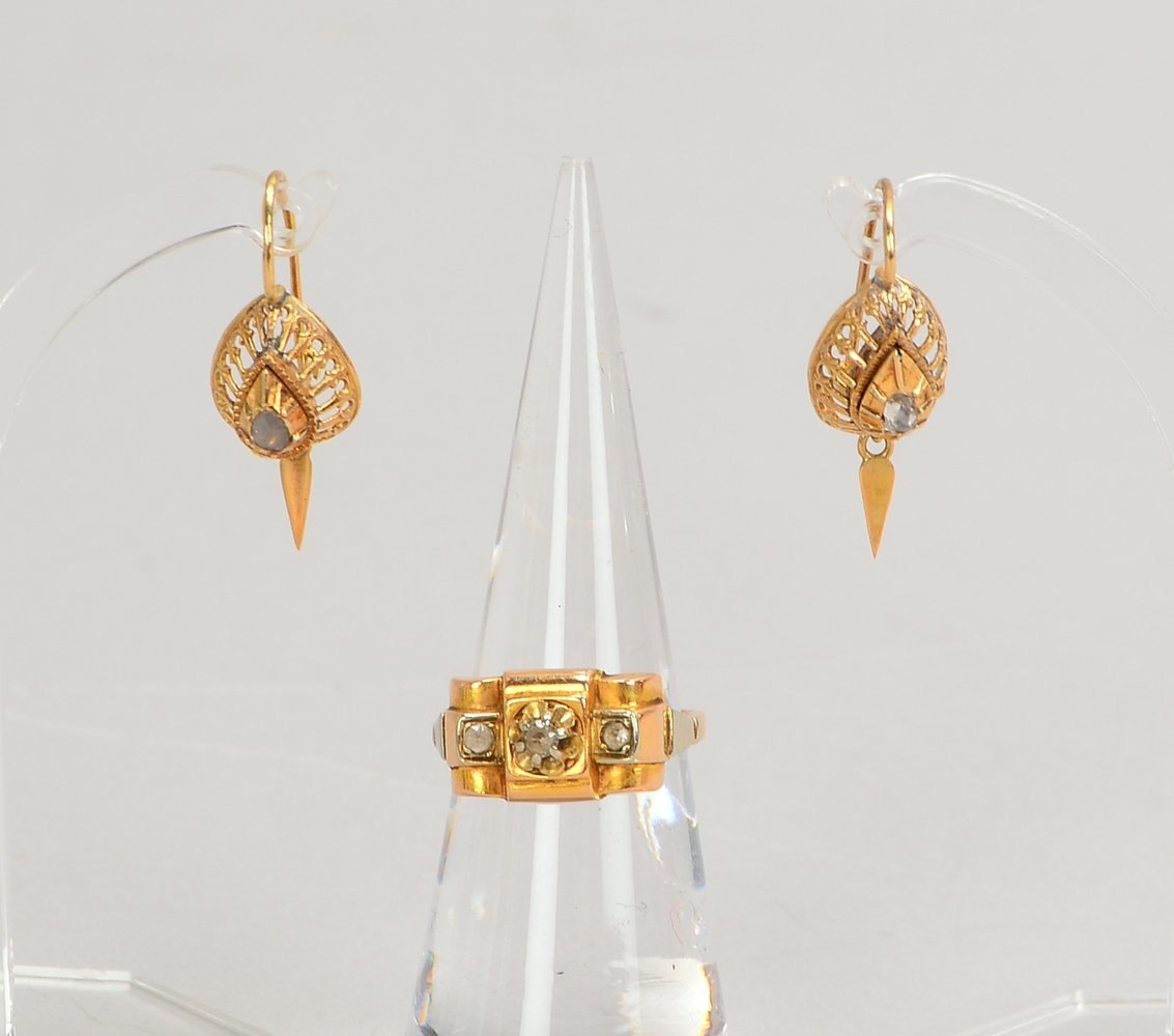 Diam.-Schmuckset: Paar Ohrstecker, 585 RG, Gew. 3,29 g; und Ring, 585 RG/WG, Gew. 2,63 g
