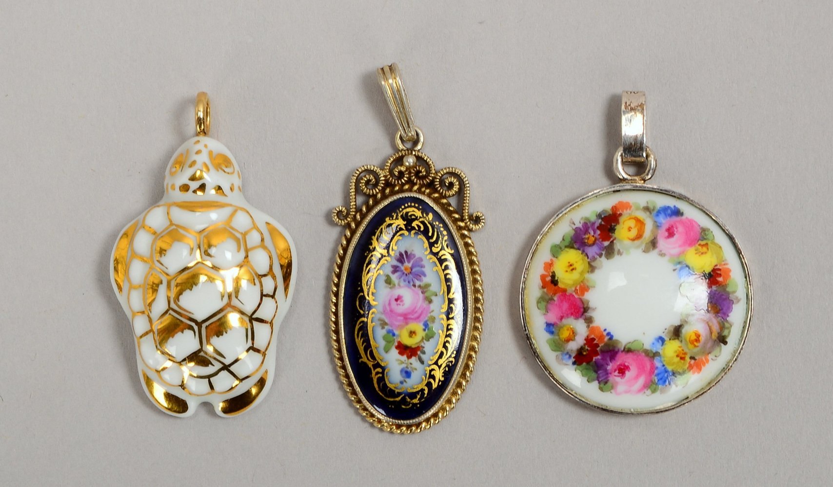 Meissen, 3 Anh., handbemalt: 2x in 800 Silber-Fassung, 1x mit 925 Silber-Öse/verg.