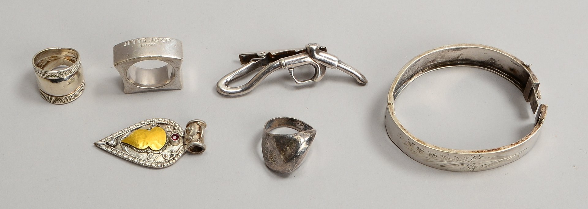 Silberschmuck: Armspange, Anh., figürl. Anstecker, und 3x Ringe/1x Jette Joop; Gew. 80,68 g