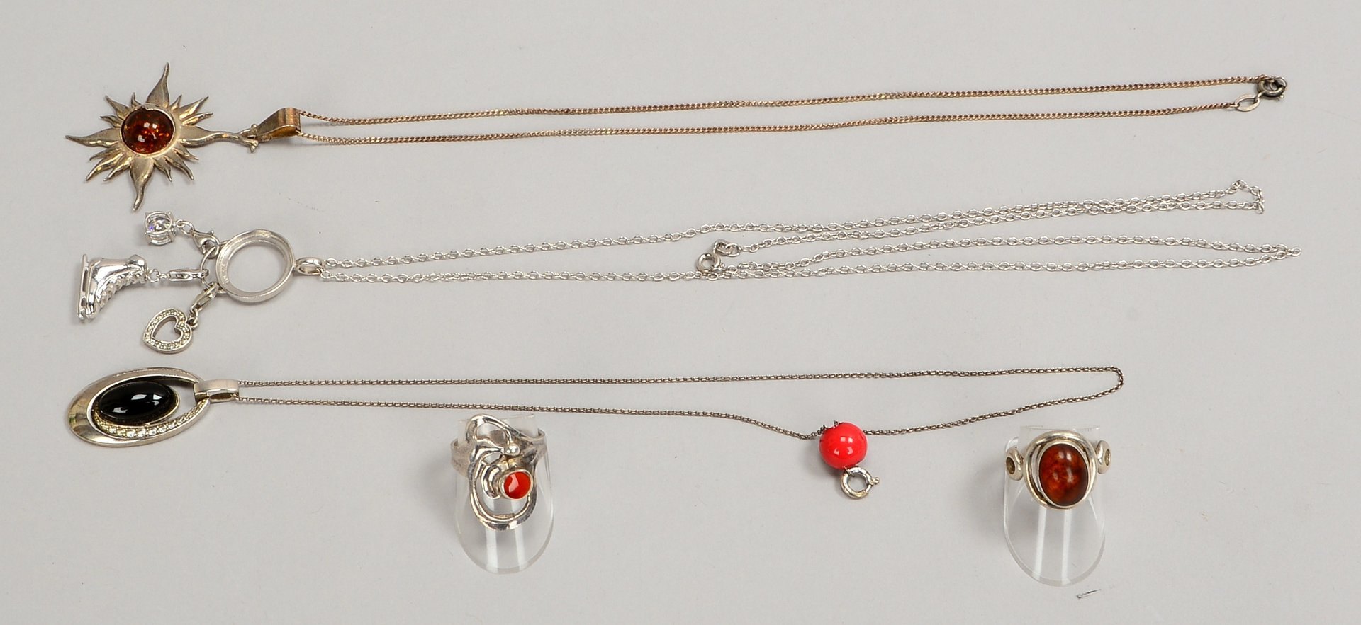 5 Silberschmuckteile: 3x Halsketten mit Anh./mit Steinbes., und 2x Ringe mit Bernstein