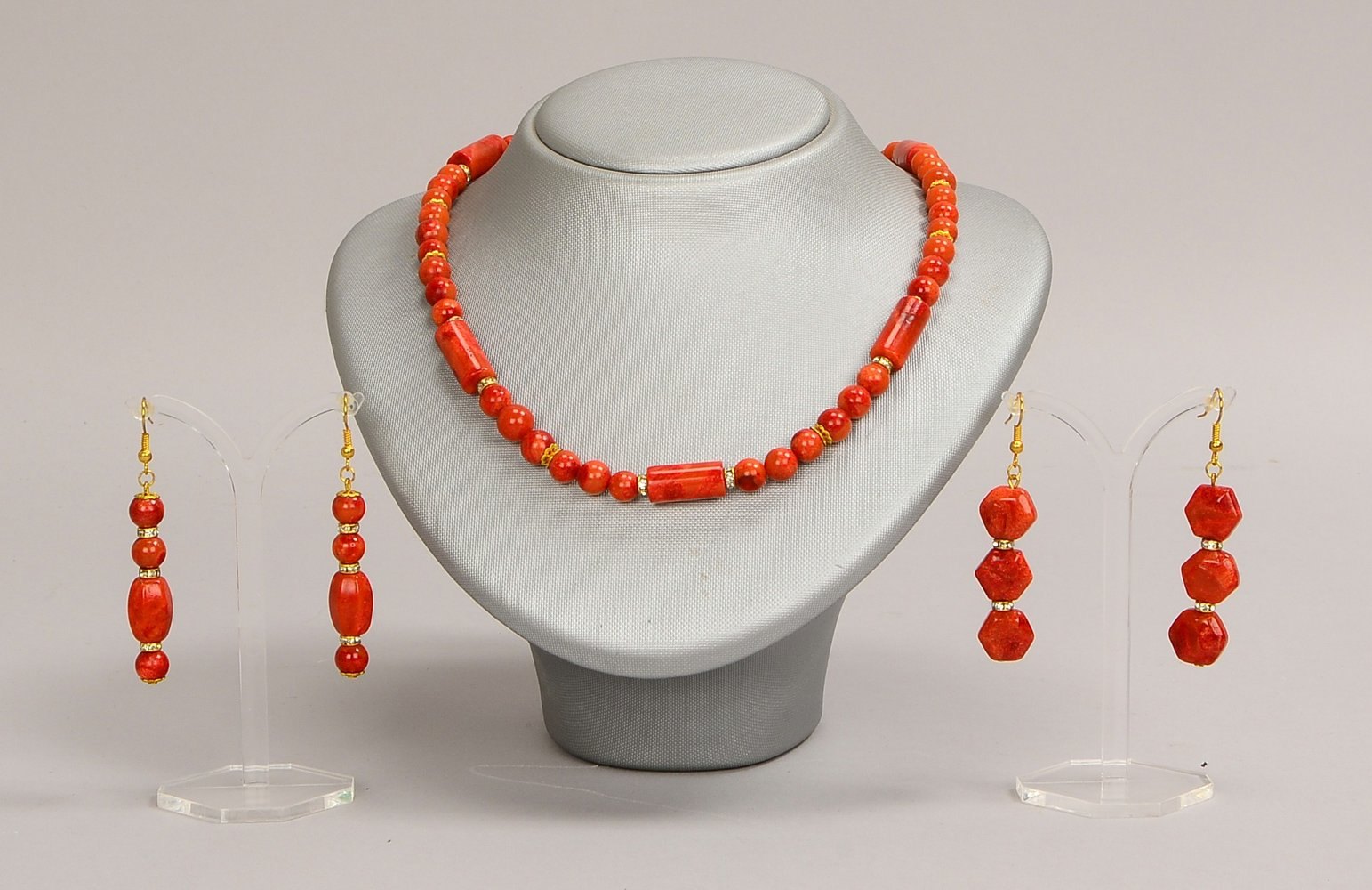 Schmuckset, mit Korallenbesatz: Collier, Länge Kette 60 cm, und Paar Ohrhänger