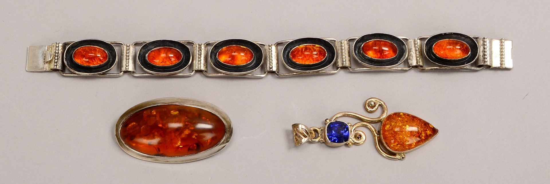 Armband, Brosche und Anhänger, 925 (Sterling-)Silber, jeweils mit Bernsteinbesatz