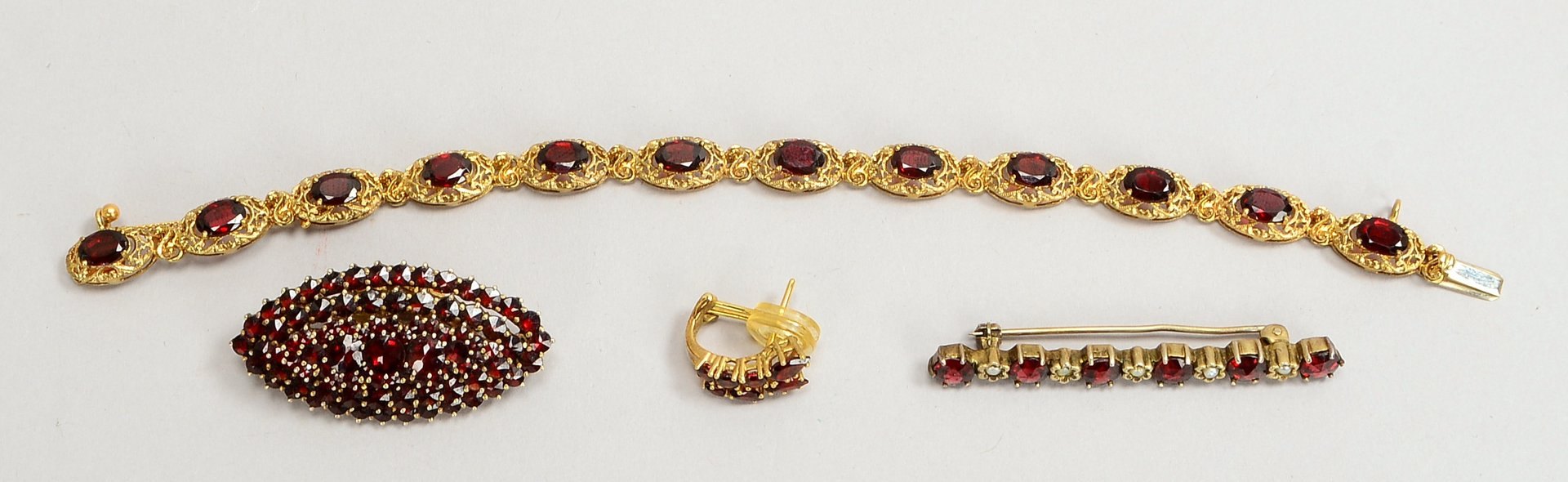 Brosche und Nadel, 835 Silber, sowie Armband und Ohrstecker, 333 GG, jew. mit Granatbes.