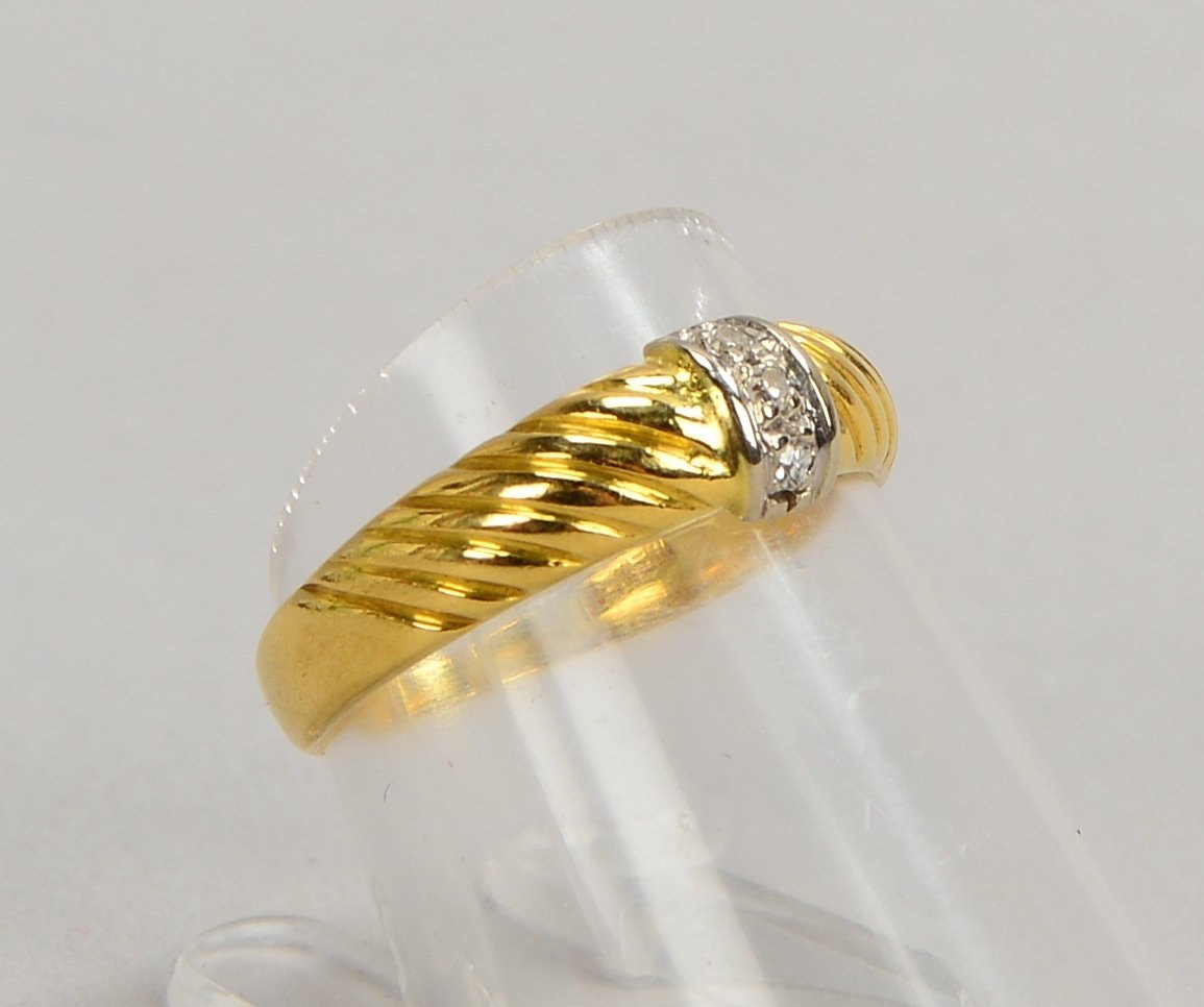 Ring, 750 GG/WG (gest.), mit 3-fachem Diamantbesatz; RG 52, Gew. 2,30 g