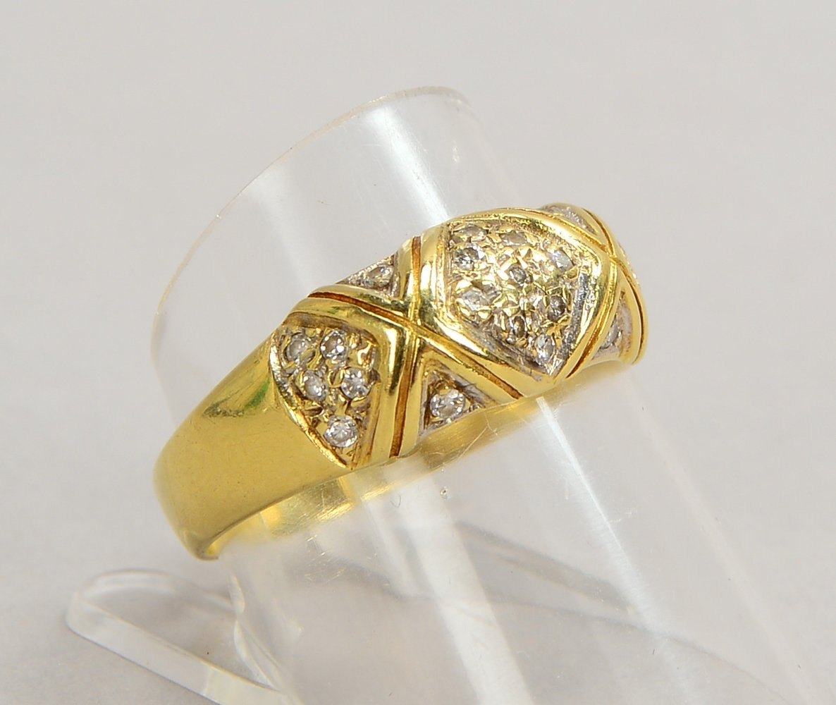Ring, 585 GG (gest.), besetzt mit 23x kl. Brillanten/zus. ca. 0,23 ct; RG 57, Gew. 4 g