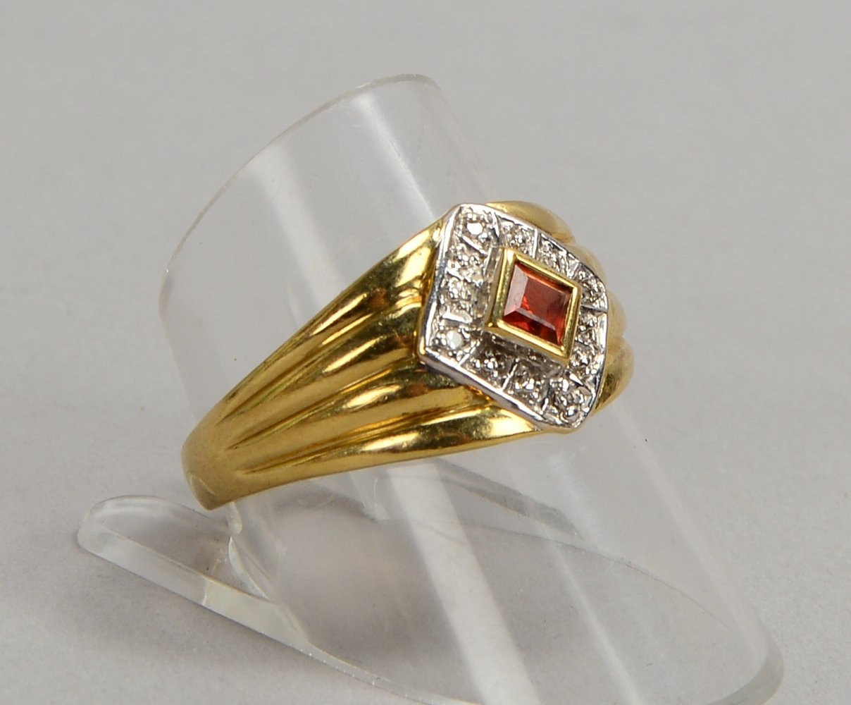 Ring, 375 GG/WG ('9 kt' gest.), mit rotem Turmalin und 4x kl. Diam.; Gew. 3,80 g