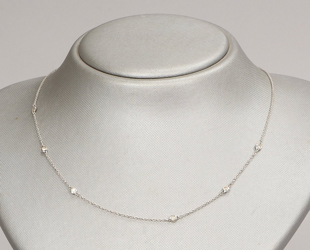 Halskette, 585 WG (gest.), mit 6x Brill./zus. ca. 0,22 ct; Länge 44 cm, Gew. 2,30 g