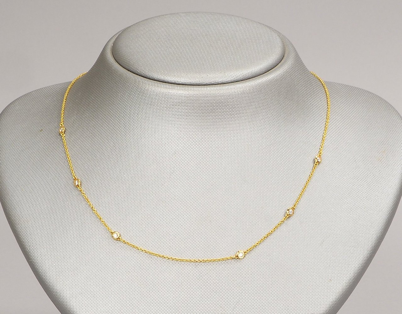 Halskette, 585 GG (gest.), mit 6x Brill./zus. ca. 0,20 ct; Länge 44 cm, Gewicht 2,30 g