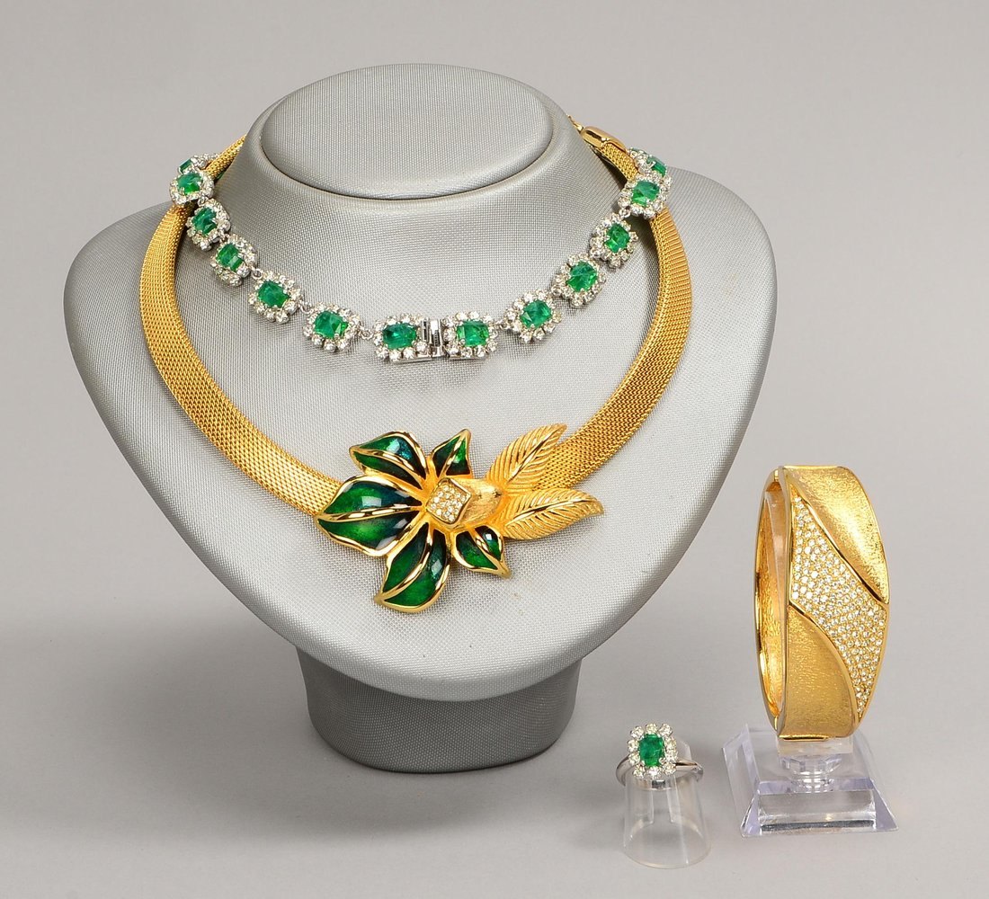 Dior-Modeschmuck: 2 Colliers, Länge 38 cm/40 cm, Armreif, Maße 5,2 x 5,5 cm, Ring, RG 53