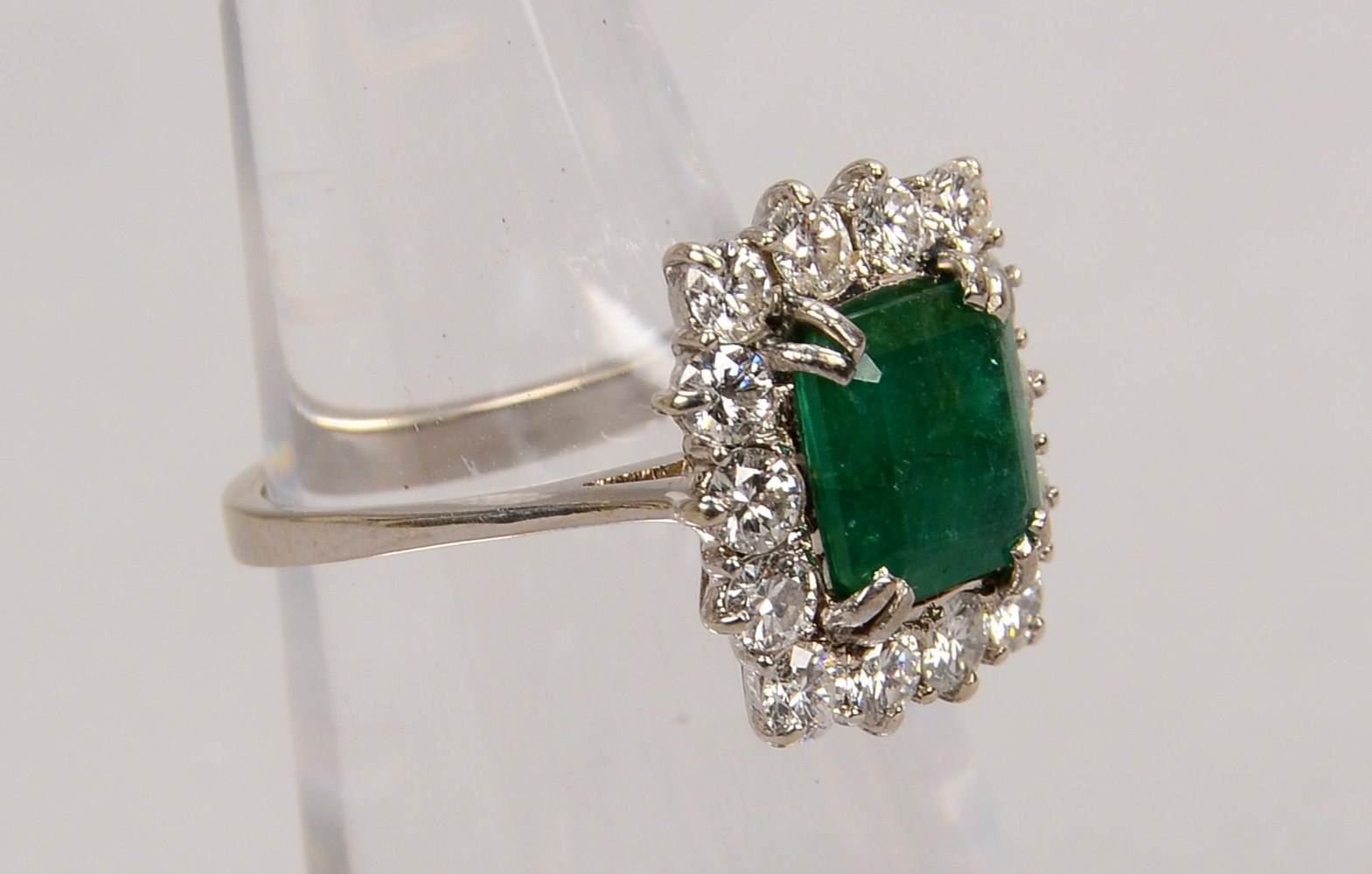 Ring, 750 WG (gepr.), mit Smaragd/ca. 1,80 ct und 14x Brill./zus. ca. 1,03 ct, Weiß-'Vsi'