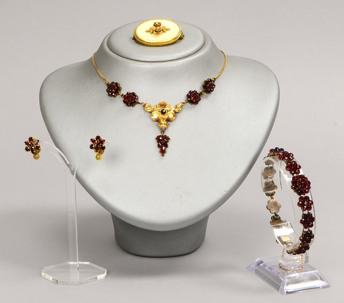 Granatschmuck: Collier mit 585 GG-Kette, Armband und Ohrclips, sowie 1 Brosche