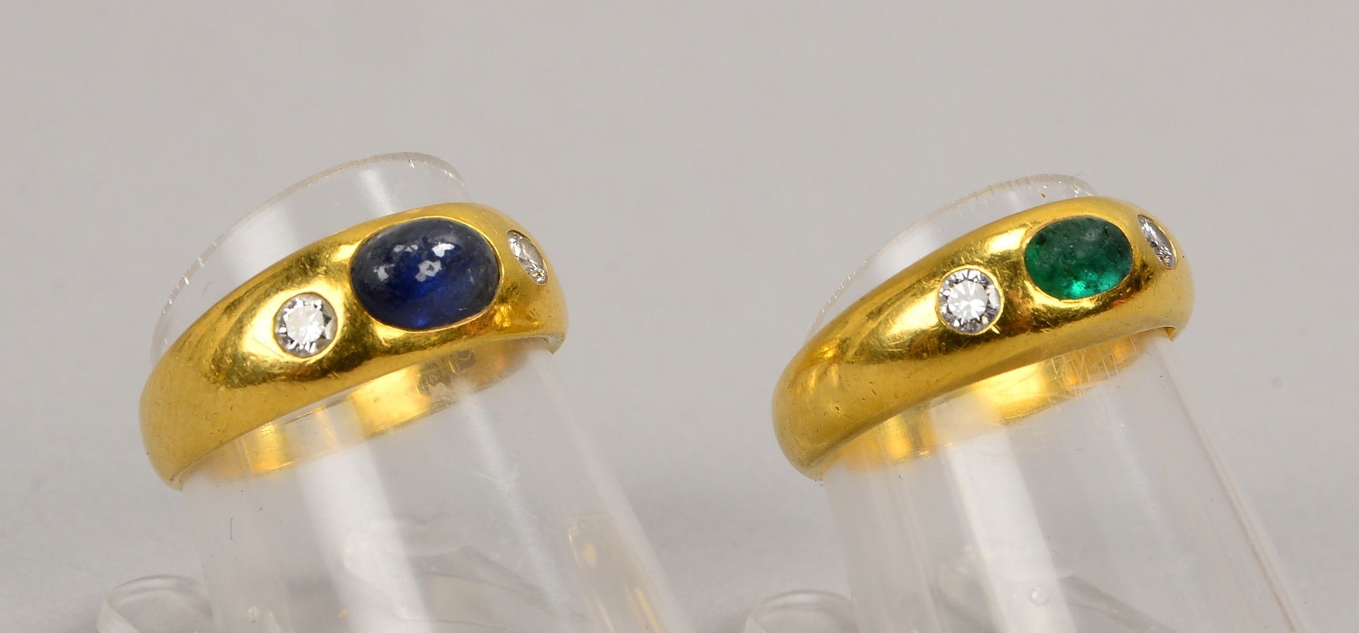2 Ringe, 750 GG (gest.), jew. mit Schmuckstein-Cabochon und 2x kl. Brill.; Gew. 9 g