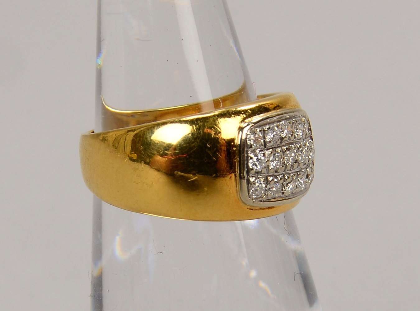 Ring, 750 GG (gest.), besetzt mit 15x kl. Brill.; RG 46, Gew. 4 g