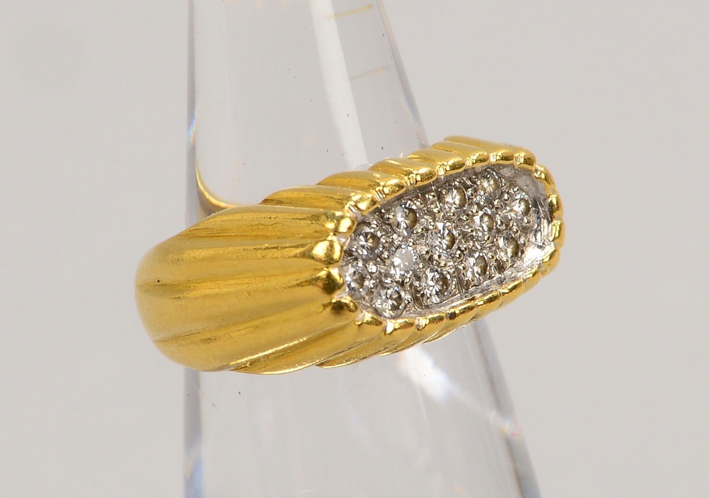 Ring, 750 GG (gest.), besetzt mit 13x kl. Brill.; RG 44, Gew. 5,20 g