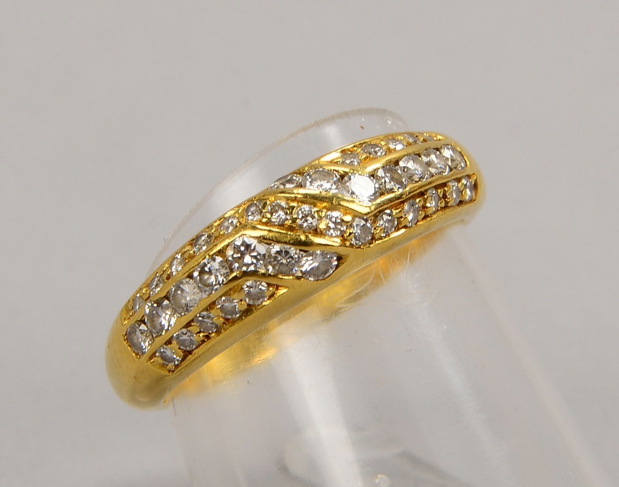 Ring, 750 GG (gest.), mit 38-fachem Brillantbesatz; RG 55, Gew. 4,50 g
