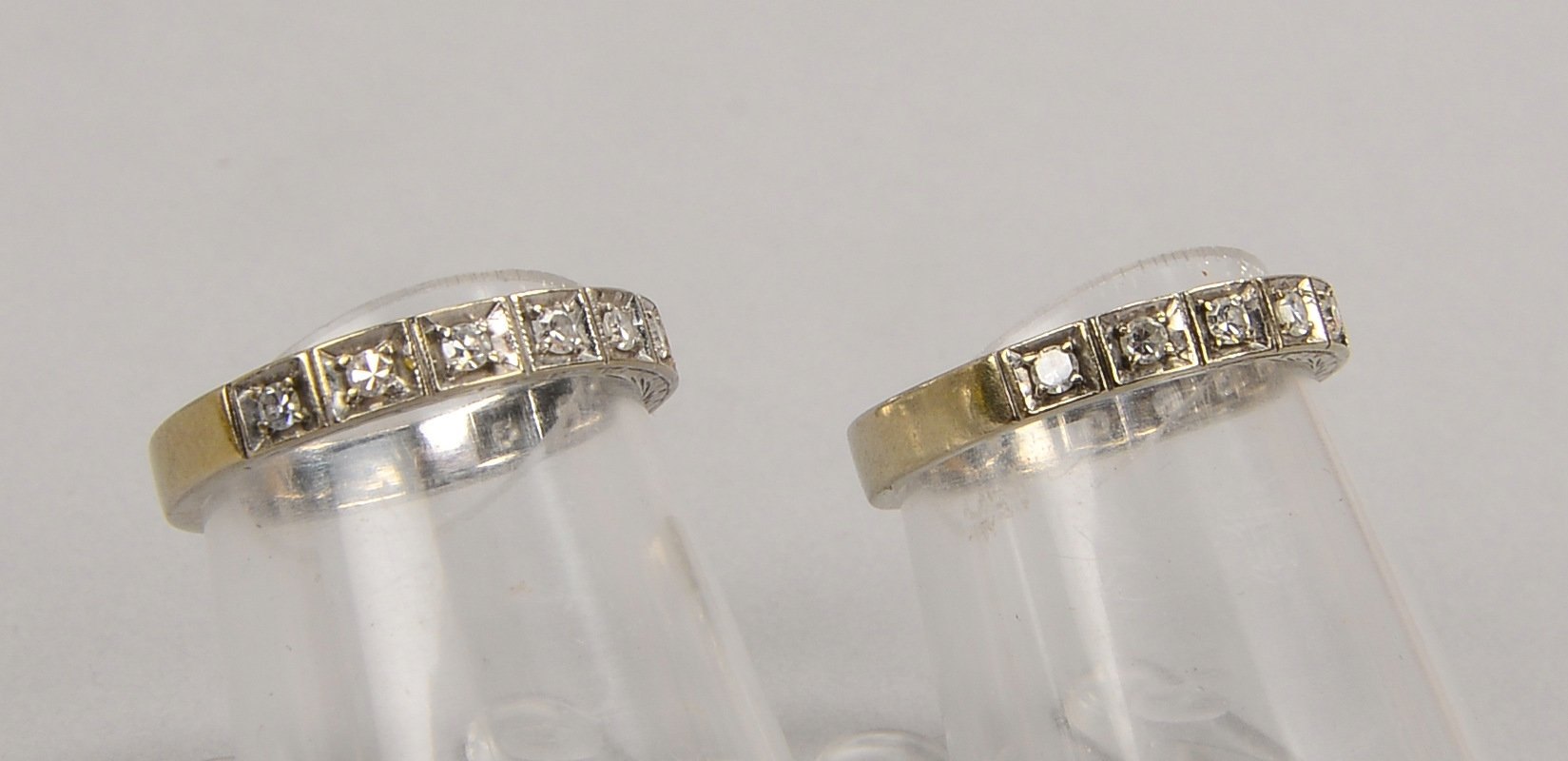 2 Ringe, 750 WG (gest.), mit je 10x kl. Brill., Steine im Achtkantschliff; RG 50, Gew. 4,90 g