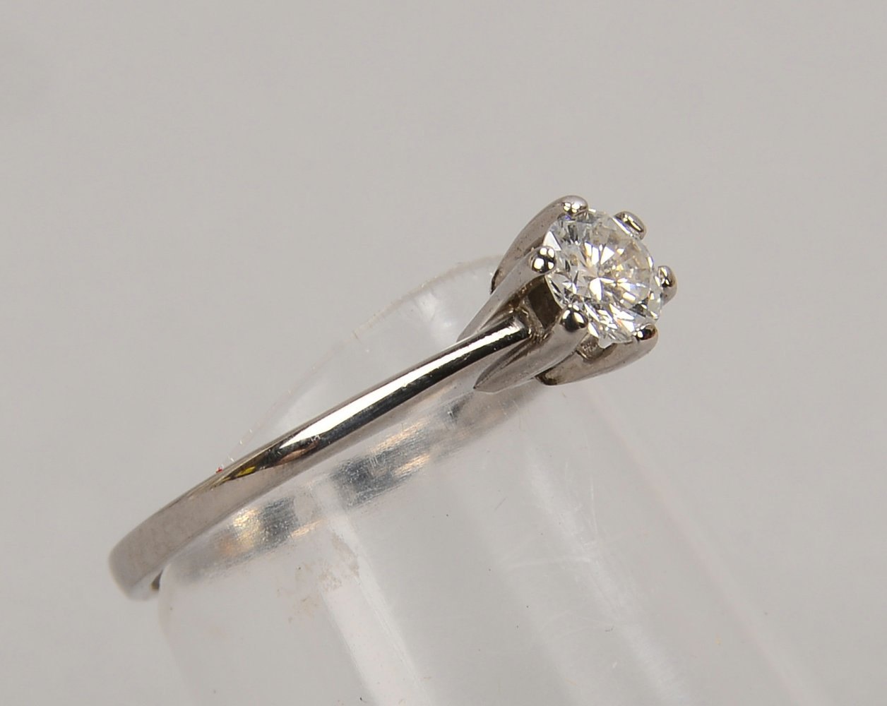 Ring, 585 WG (gest.), mit kl. Brill. von ca. 0,30 ct; Gew. 1,50 g