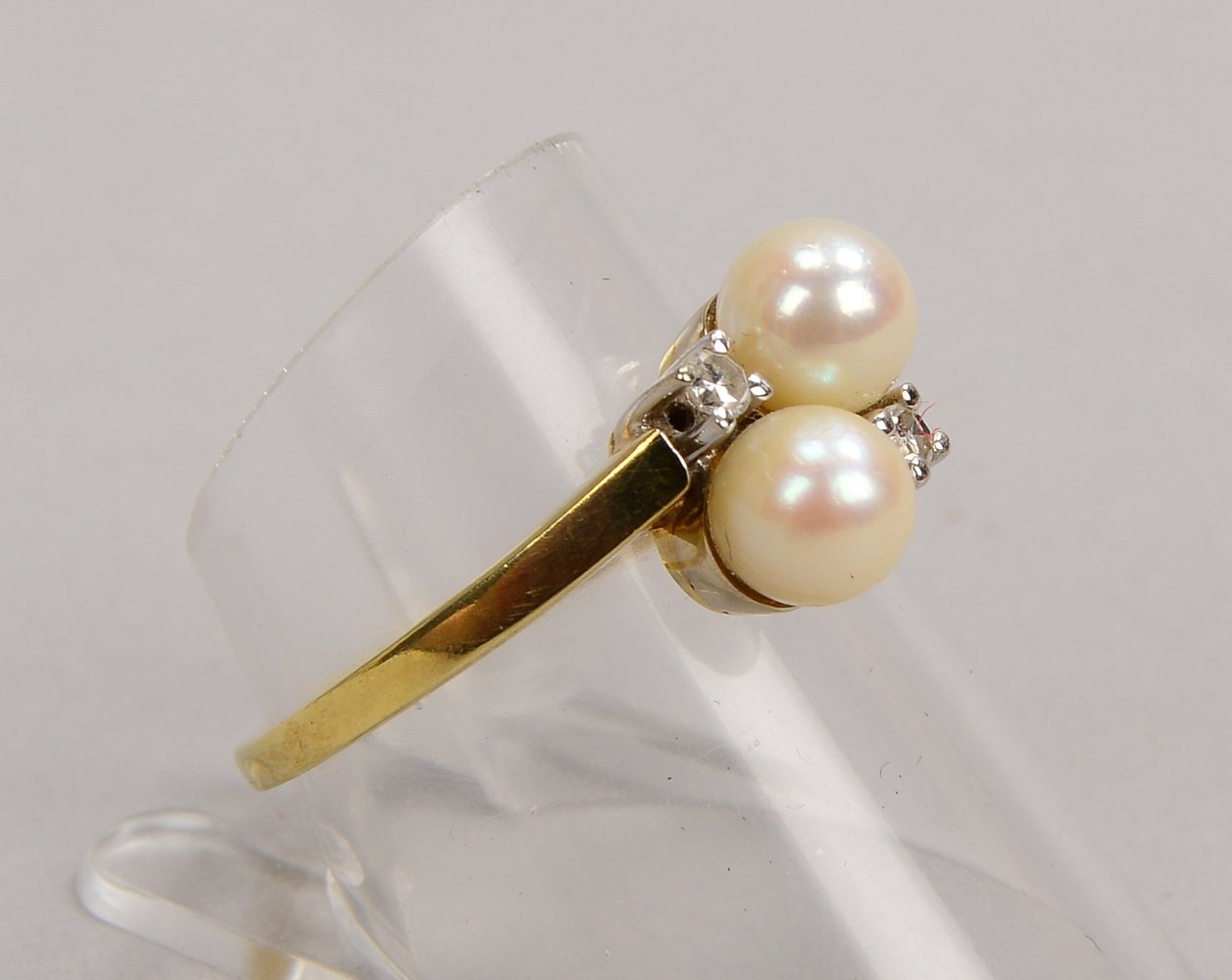 Ring, 585 GG, mit je 2x Perlen und Diam./zus, ca. 0,08 ct; RG 56, Gew. 3,40 g