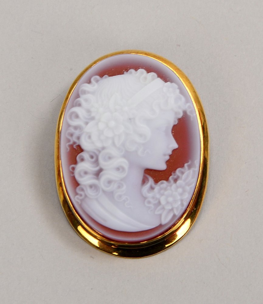 Brosche/Anh., 585 GG-Fassung besetzt mit Gemme; Maße 2,5 x 3,5 cm, Gew. 8 g