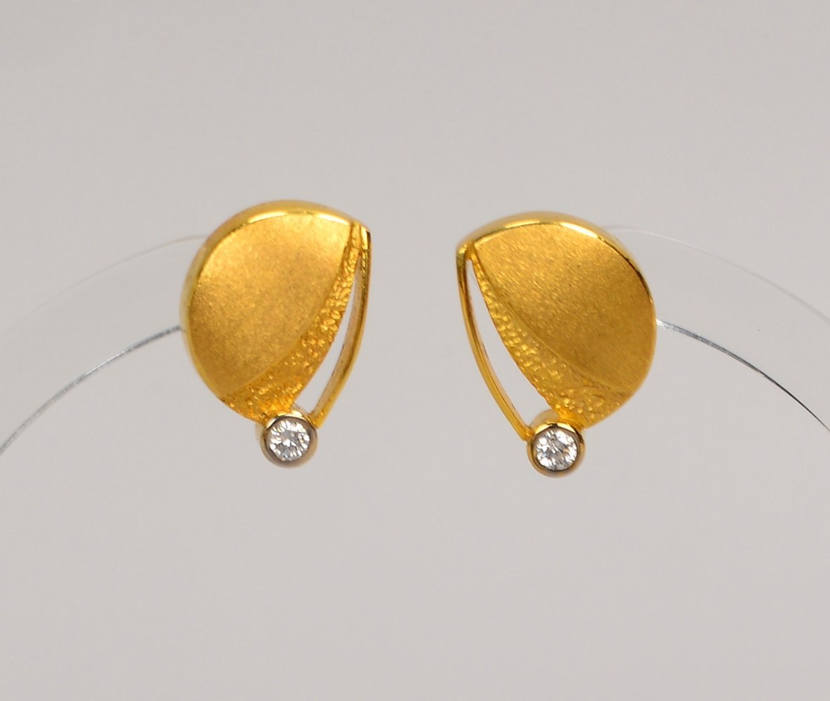 M. Falk, Paar Ohrstecker, 585 GG (gest.), jew. mit kl. Brill./zus. ca. 0,08 ct; Gew. zus. 3 g