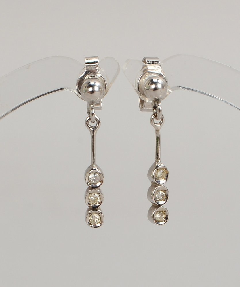Paar Ohrstecker, 585 WG (gest.), besetzt mit je 3x kl. Diamanten; Länge 1,8 cm, Gew. 1,20 g