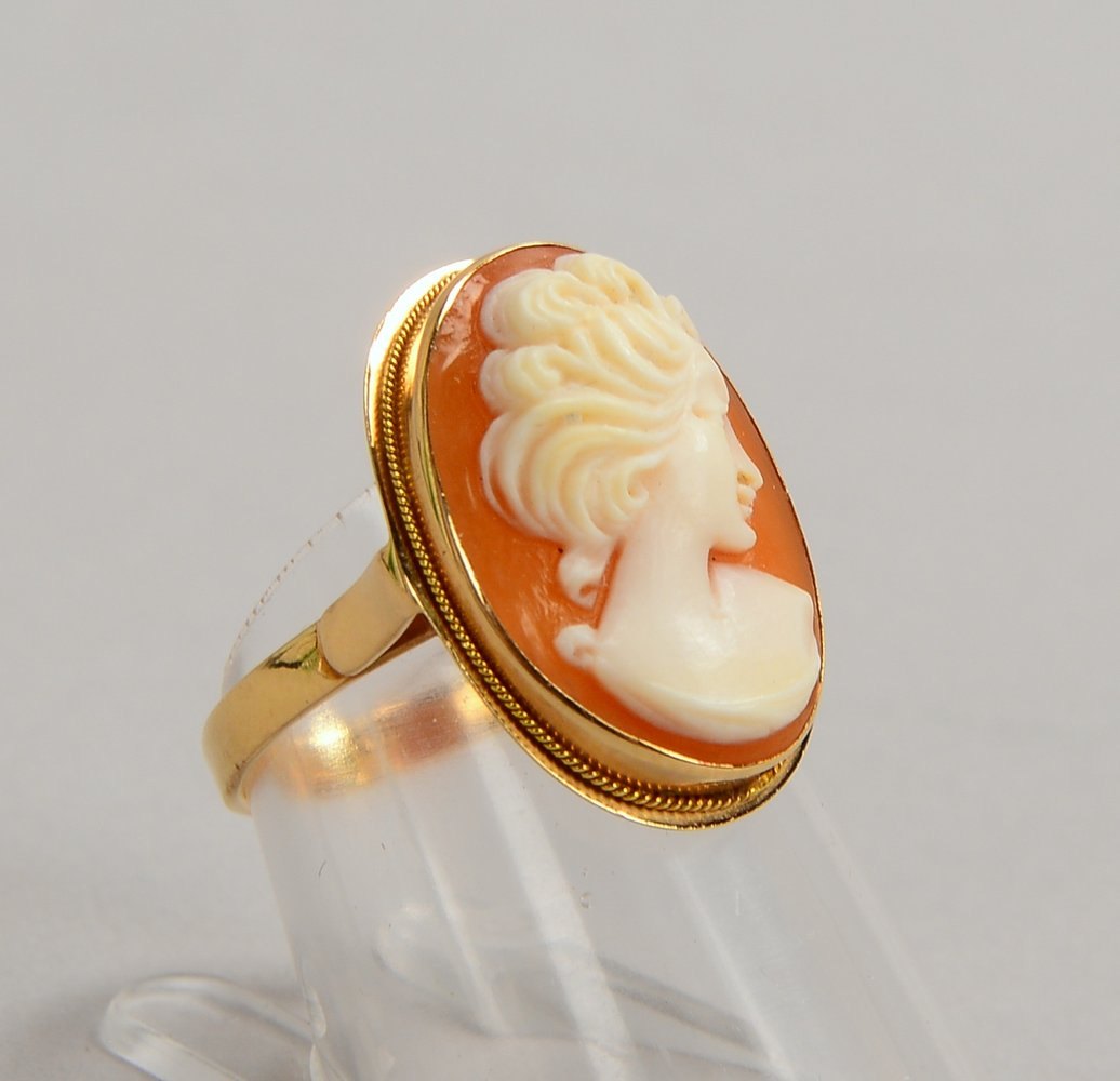 Ring, 585 GG (gest.), mit geschnittener Kamee ('Damenportrait'); RG 52, Gew. 2,90 g