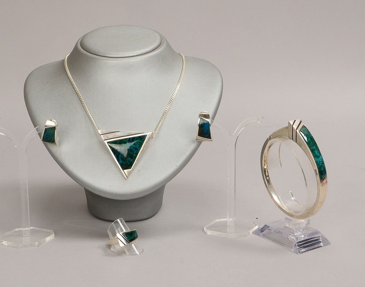 Schmuckset, 925 Sterlingsilber, mit Malachitbesatz: Kette, Armreif, Ring und Ohrclips