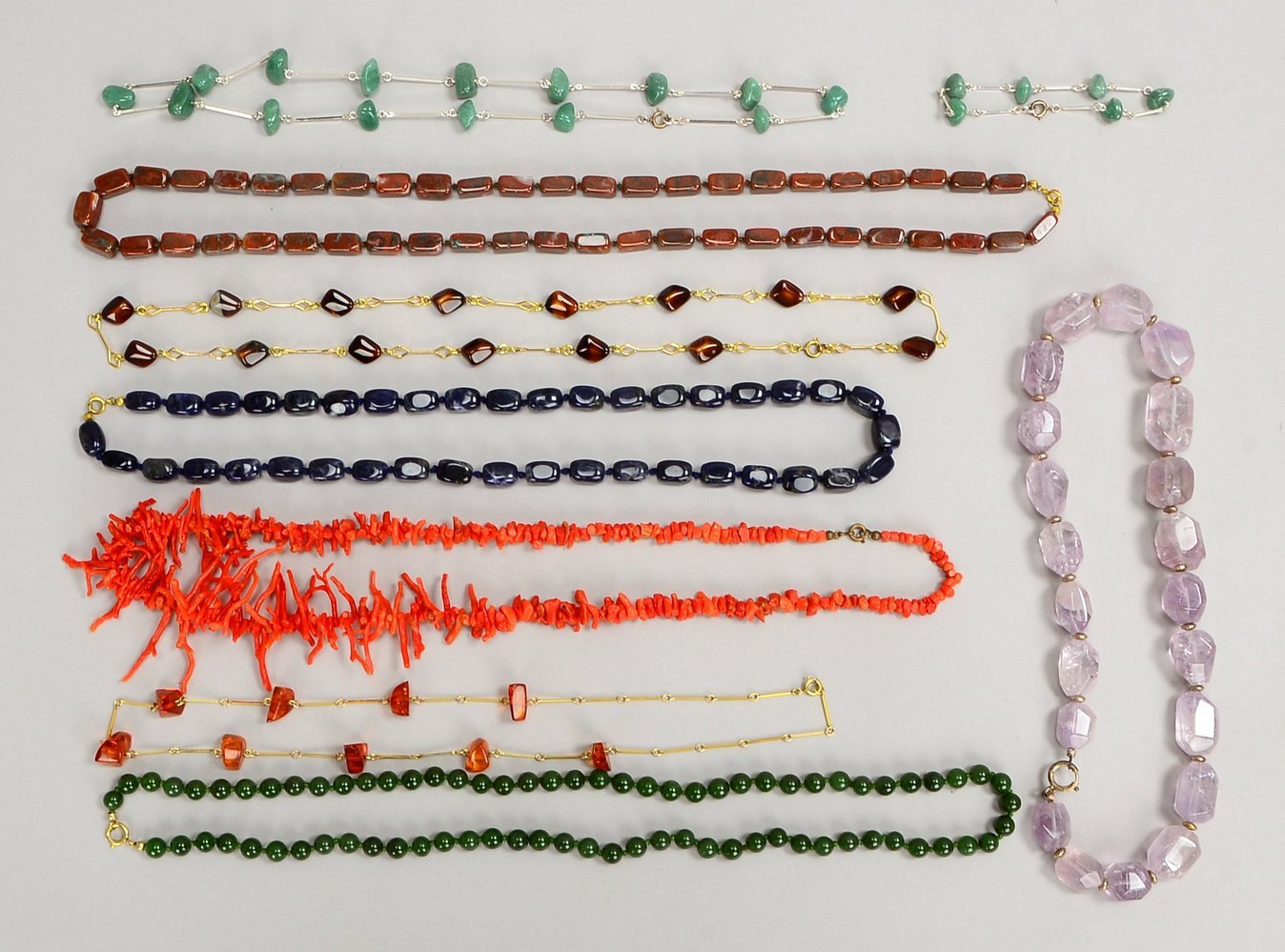 8 Halsketten, versch. Ausf./Steine (u.a. Amethyst, Nephritjade, Koralle); und 1 Armband