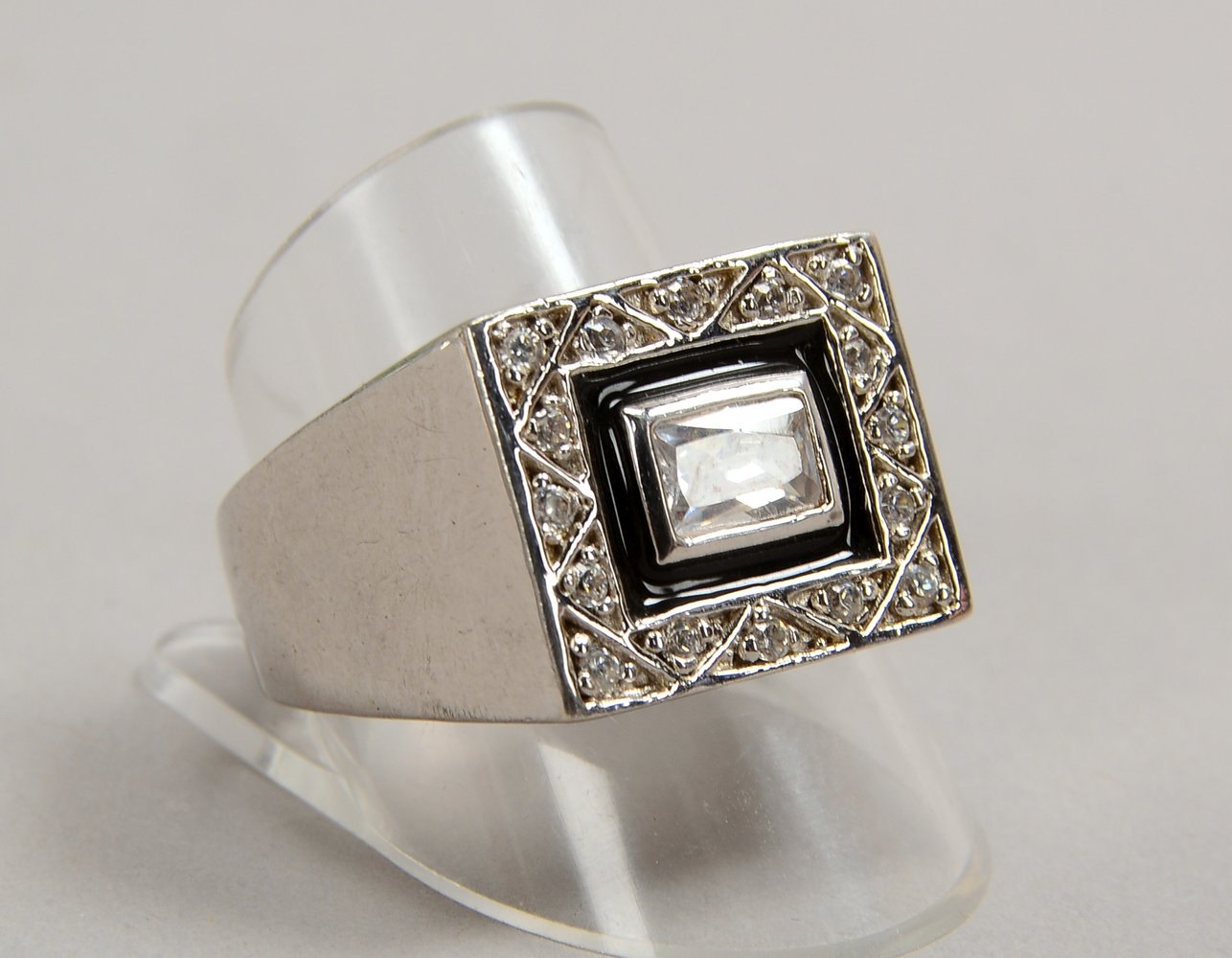 Herrenring, 925 Sterlingsilber, besetzt mit Schmucksteinen/Zirkonen(?); RG 64, Gew. 10,40 g