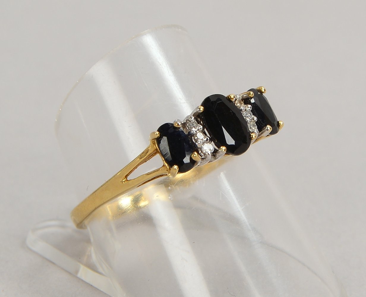Ring, 375 WG, mit 3x Saphiren und 6x kl. Diamanten; RG 58, Gew. 1,90 g
