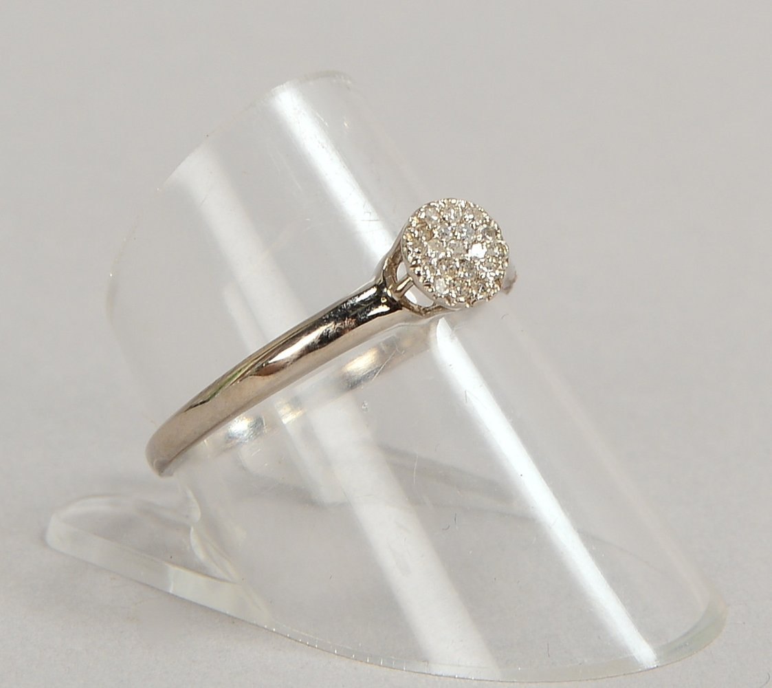 Ring, 333 WG (gest.), besetzt mit 20x kl. Diamanten; RG 58, Gew. 1,40 g
