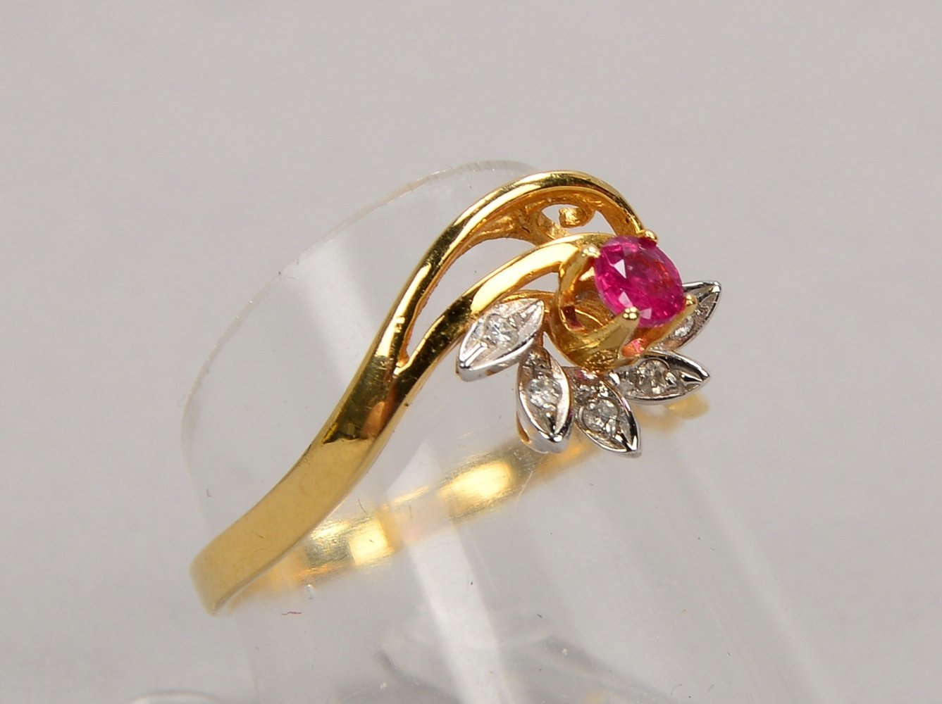 Ring, 585 GG, mit Rubin und 5x Diamantsplittern; RG 56, Gew. 2,30 g