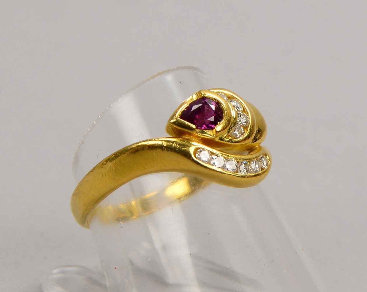 Ring, 750 GG (gest.), mit Rubin und 10x kl. Brill.; RG 53, Gew. 3,70 g