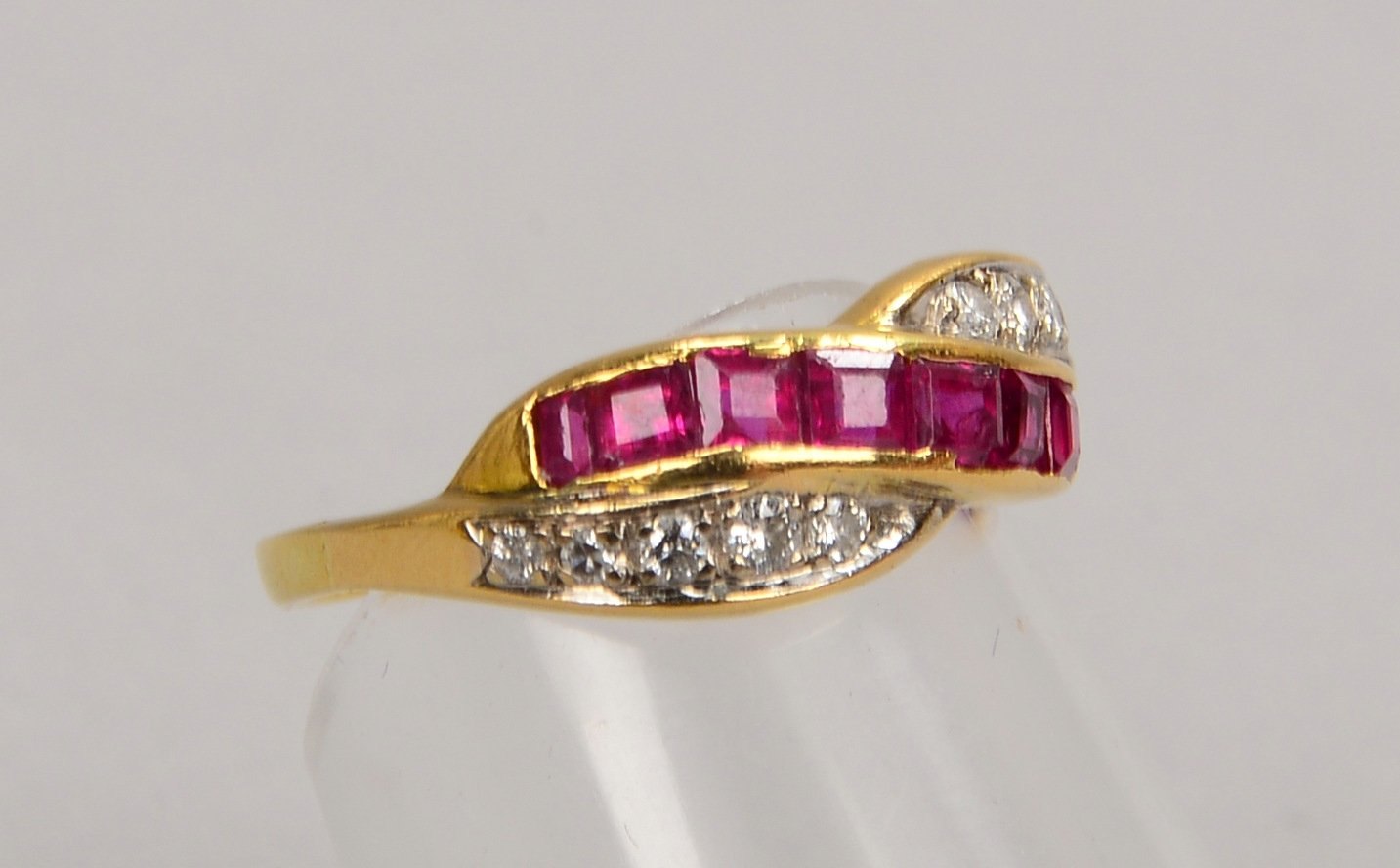 Ring, 750 GG (gepr.), mit 8x Rubinen und 10x kl. Brill.; RG 50, Gew. 2,50 g