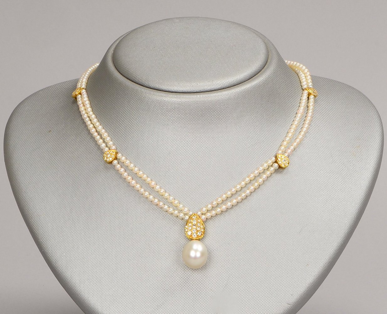 Perlenkette, 2-reihig, tropfenf. 750 GG-Zwischenelemente mit Diamantbes., mit Steckschließe