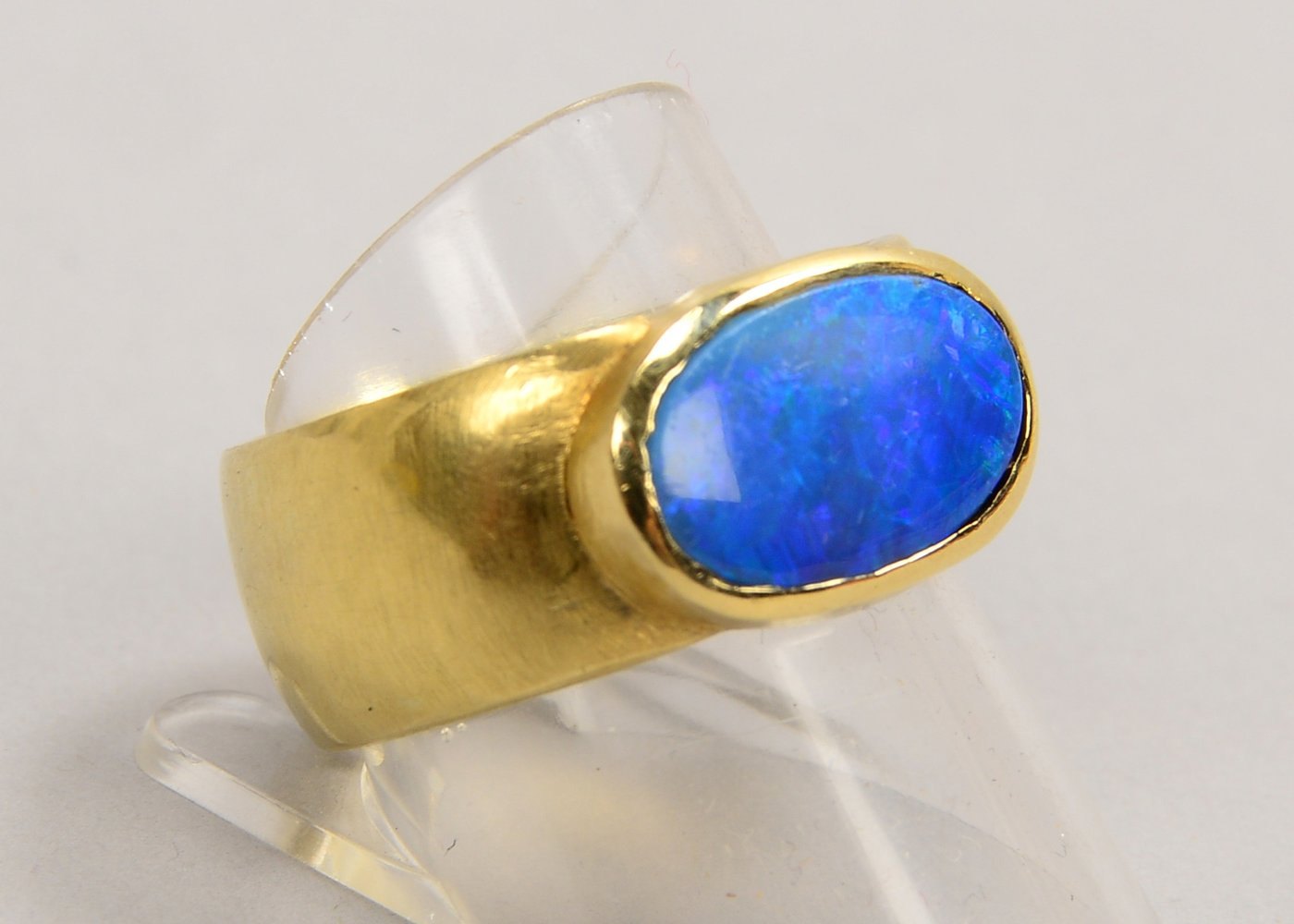 Designer-Bandring, 585 GG (gepr.), mit Opaltriplette(?); RG 62, Breite 1 cm, Gew. 15 g