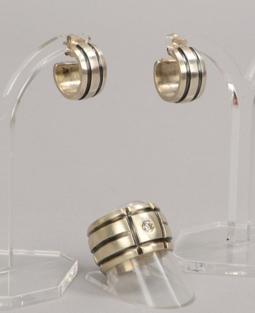 Ring und Paar Creolen, Silber/geschwärzt, profiliert, Ring mit kl. Brill., RG 58, Gew. zus. 26 g