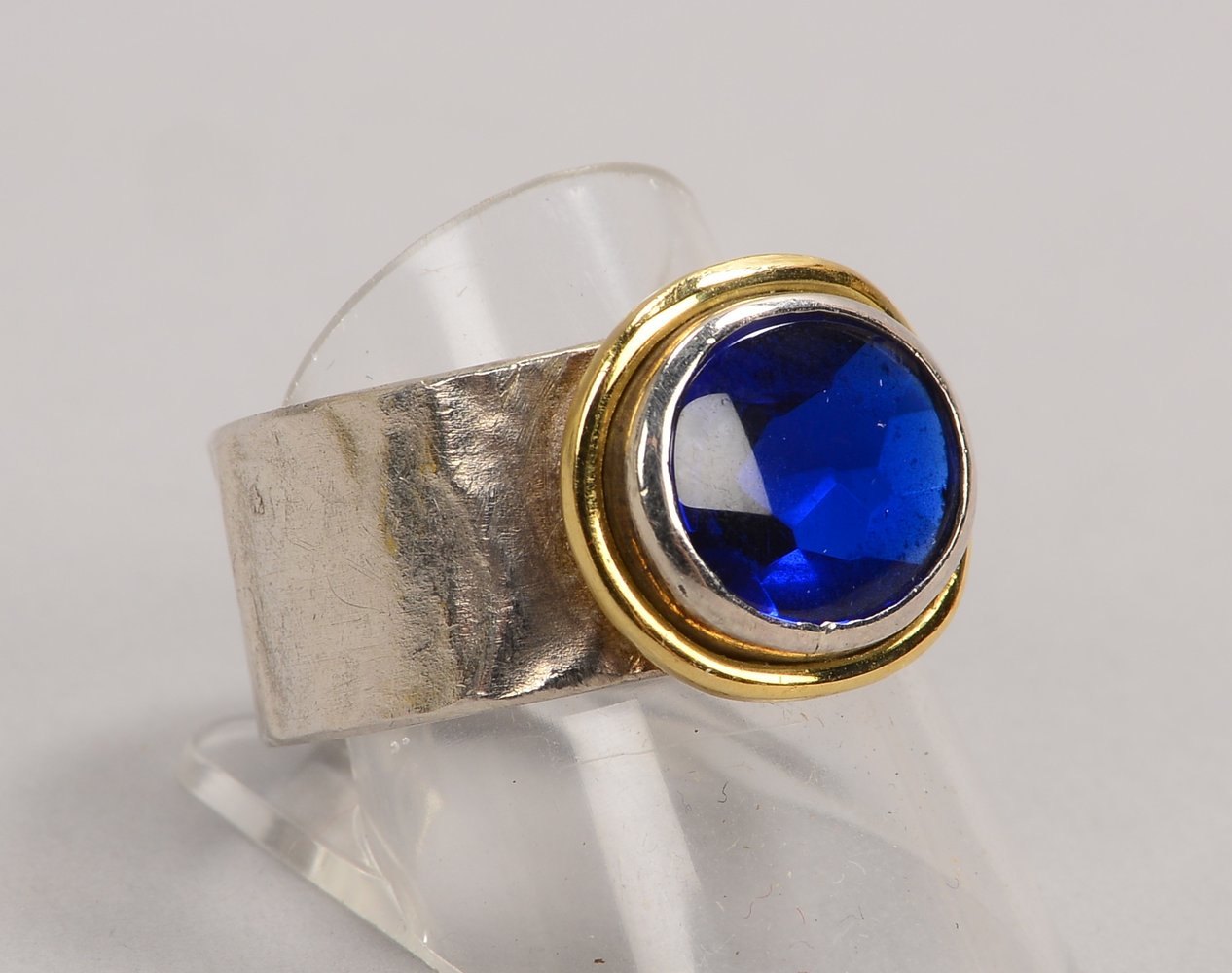 Designer-Bandring, Silber/Gold, retikulierte Schiene mit bl. Stein und kl. Diam.; RG 62