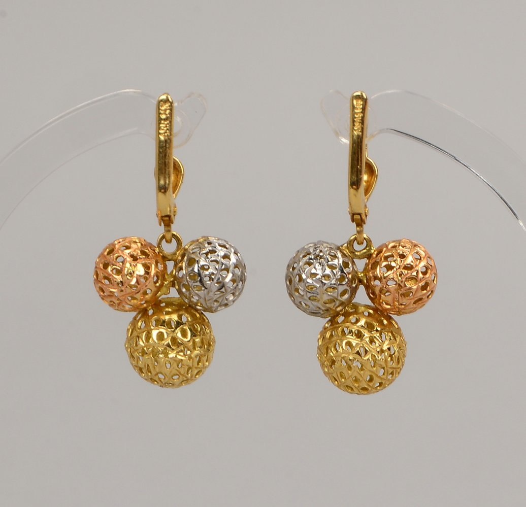 Paar Ohrhänger, 585 Gold/tricolor, je 3x durchbr. Kugelanhängern; Gew. zus. 3,30 g